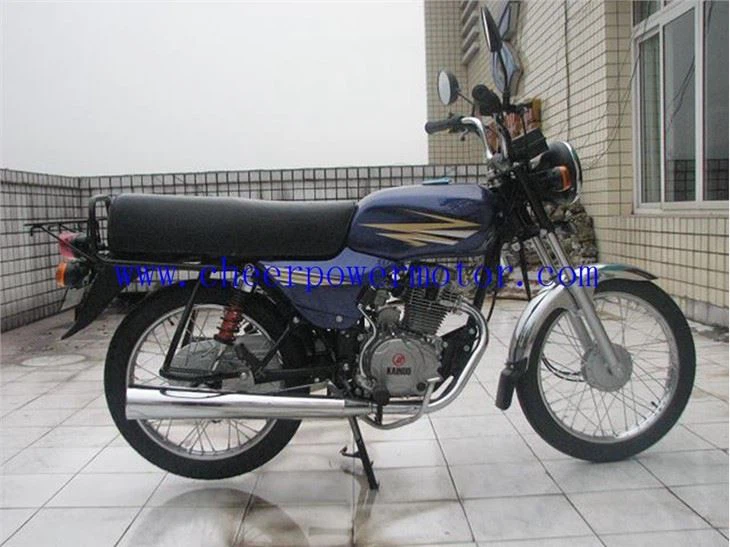Motocicleta clásica Bajaj Boxer de 100 cc y 2 tiempos